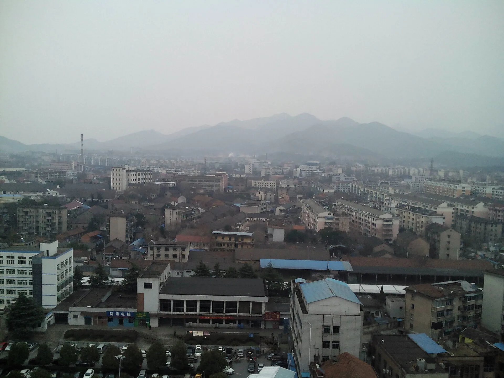 从兰溪站方向望向城区与兰江