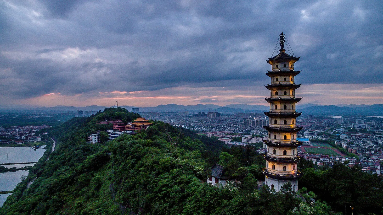 暮色中的兰溪聚利塔与城市山河